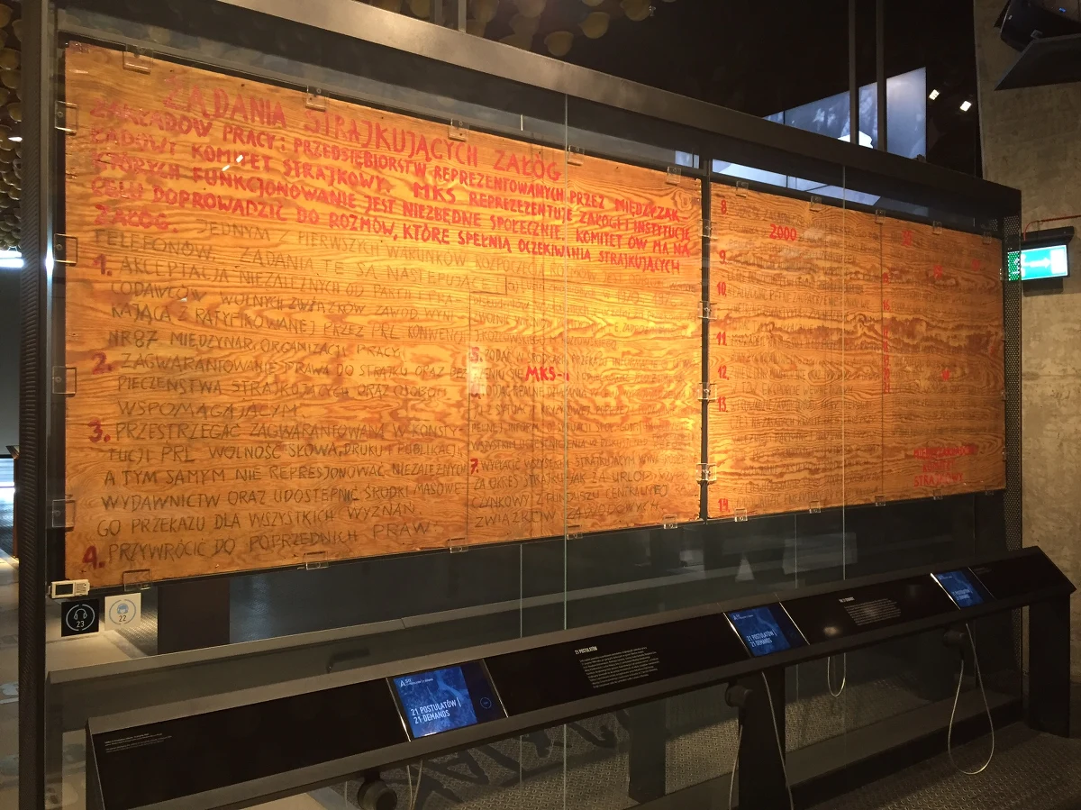 21 postulatów, wśród nich ten najważniejszy - utworzenie niezależnych związków zawodowych. Dziś mija 36. rocznica podpisania Porozumień Sierpniowych. Oryginalne tablice z postulatami można podziwiać w Europejskim Centrum Solidarności w Gdańsku. Przez lata były uznawane za zniszczone. Przetrwały PRL, dzięki sprytowi pracowników dawnego Centralnego Muzeum Morskiego, którym związkowcy przekazali tablice.  