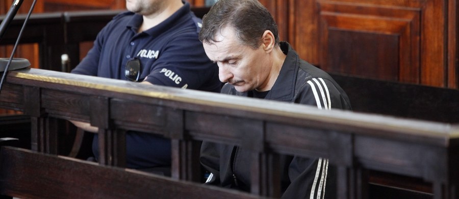 Sąd Apelacyjny w Białymstoku utrzymał karę 25 lat więzienia dla 44-letniego mężczyzny oskarżonego o zabójstwo żony. Kobieta została oblana benzyną i podpalona; ciężko poparzona zmarła w szpitalu. Wyrok jest prawomocny.