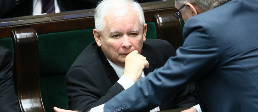 Choć Prawo i Sprawiedliwość wciąż wyraźnie wygrałoby wybory, to przewaga partii Jarosława Kaczyńskiego nad opozycją się zmniejsza - tak wynika z sondażu instytutu IBRiS dla "Rzeczpospolitej".