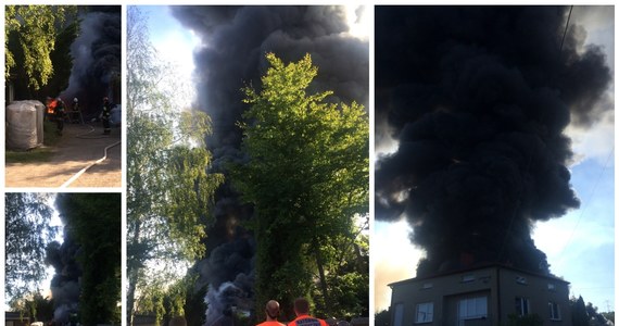 Prawie trzy godziny zajęło strażakom gaszenie pożaru w Trzebiesławicach w woj. śląskim. Po południu doszczętnie spłonął tam zakład, gdzie produkowane były plastikowe doniczki. Na szczęście nikomu nic się nie stało.