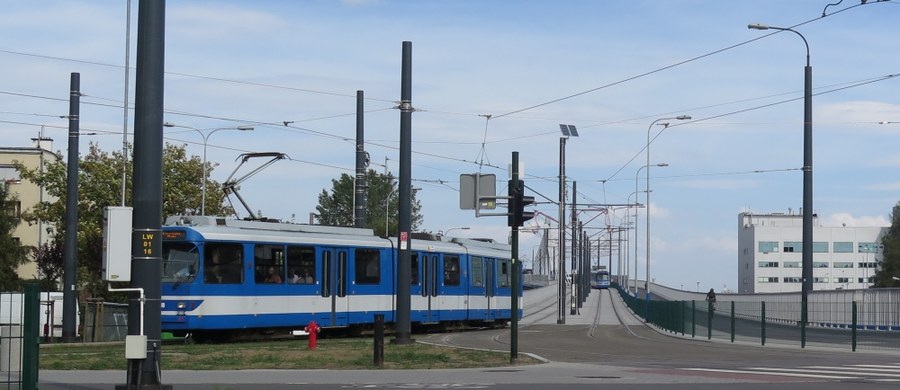 Kulminacyjny moment utrudnień przy budowie łącznicy kolejowej w Krakowie. Dziś (31 sierpnia) i jutro (1 września) w nocy robotnicy za pomocą potężnego dźwigu zainstalują przęsła kolejowe biegnące nad skrzyżowaniem. Z tego powodu już o godzinie 20 przez skrzyżowanie nie będą mogły przejechać żadne tramwaje. Tak będzie do samego rana. 