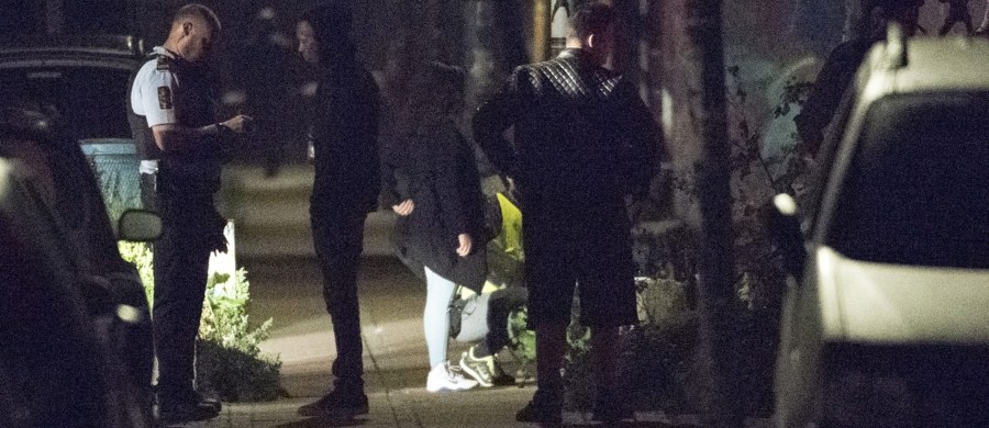 Duńska policja zatrzymała mężczyznę, który strzelał do funkcjonariuszy w dzielnicy Christiania w Kopenhadze. Jeden z policjantów został postrzelony w głowę, jest w stanie ciężkim. Drugi funkcjonariusz oraz osoba cywilna mają niegroźne obrażenia. Po wielogodzinnej obławie napastnik został namierzony. To znany w hippisowskiej dzielnicy 25-latek handlujący narkotykami. 