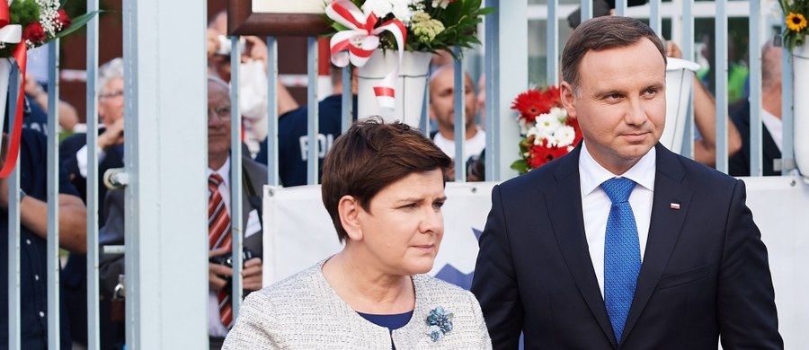 Poparcie dla premier Beaty Szydło deklaruje 44 proc. badanych, szefowa rządu ma 36 proc. przeciwników. Kierowany przez nią rząd popiera 37 proc. respondentów, a 32 proc. jest jego przeciwnikami - wynika z sierpniowego sondażu CBOS.