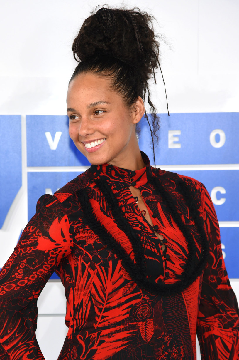 Gdy Alicia Keys mówiła o ruchu "nomakeup", nazywana była inspiracją. Jednak, gdy bez makijażu pojawiła się na jednej z największych imprez muzycznych, gali MTV Music Video Awards, okazało się, że idea, a w zasadzie jej pomysłodawczyni, wymagała retuszu...