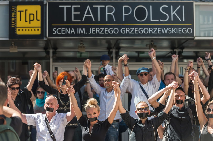 Cezary Morawski objął w czwartek stanowisko dyrektora Teatru Polskiego. Część zespołu teatru zorganizowała przed teatrem milczący protest. Przedstawiciele protestujących złożyli zawiadomienie do prokuratury ws. konkursu, w którym Morawski został wybrany na dyrektora instytucji.