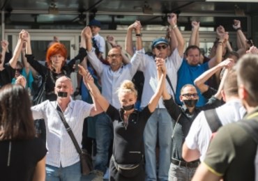 Milczący protest aktorów przeciwko Cezaremu Morawskiemu przed Teatrem Polskim we Wrocławiu 