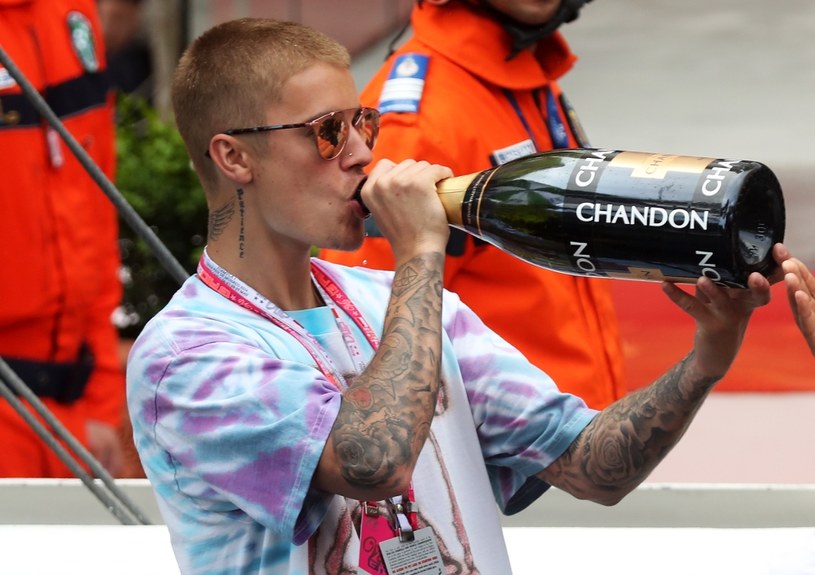 Brytyjski piosenkarz John Newman, nazwał występ Justina Biebera na V Festival "śmiesznym". Kanadyjczyk wspierał się playbackiem i był skacowany.