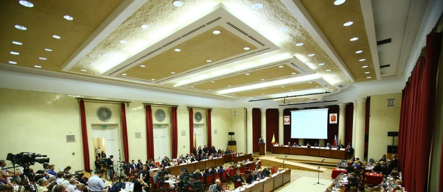 Rada Warszawy nie zajęła się wnioskiem radnych PO o powołanie komisji ds reprywatyzacji. Zabrakło koniecznej liczby głosów do umieszczenia tego punktu w porządku obrad. Rozpoczęta w czwartek po godz. 16 nadzwyczajna sesja rady stolicy zakończyła się po około dziewięciu godzinach.