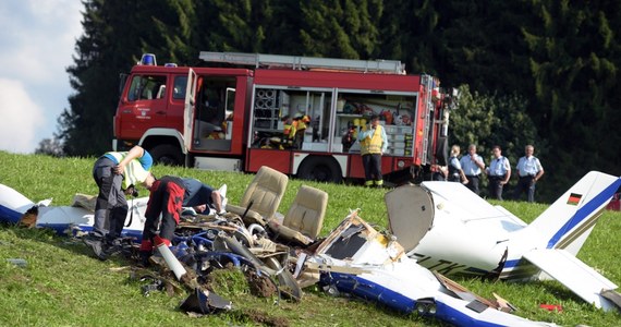 Trzy osoby zginęły w wypadku niewielkiego samolotu, który runął na ziemię niedaleko Leutkirch w Niemczech. Ofiary to 33-letni pilot oraz para w wieku 28 i 26 lat. Jak piszą niemieckie media, lot był prezentem urodzinowym dla młodej kobiety. 