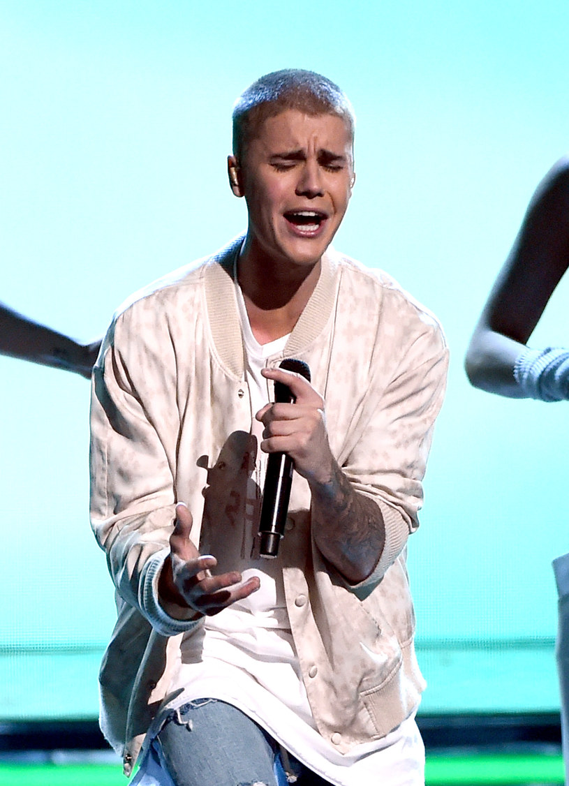 Justin Bieber przeprosił wszystkich, którzy słuchali jego występu w BBC Radio 1, w trakcie którego kanadyjski wokalista użył niecenzuralnego zwrotu. 