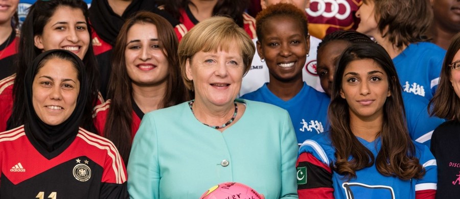 Kanclerz Angela Merkel zapewniła swój klub poselski CDU/CSU, że nie powtórzy się sytuacja z ubiegłego roku, gdy do Niemiec przyjechało ponad milion imigrantów - piszą w piątek niemieckie gazety, powołując się na uczestników spotkania w siedzibie Bundestagu. 