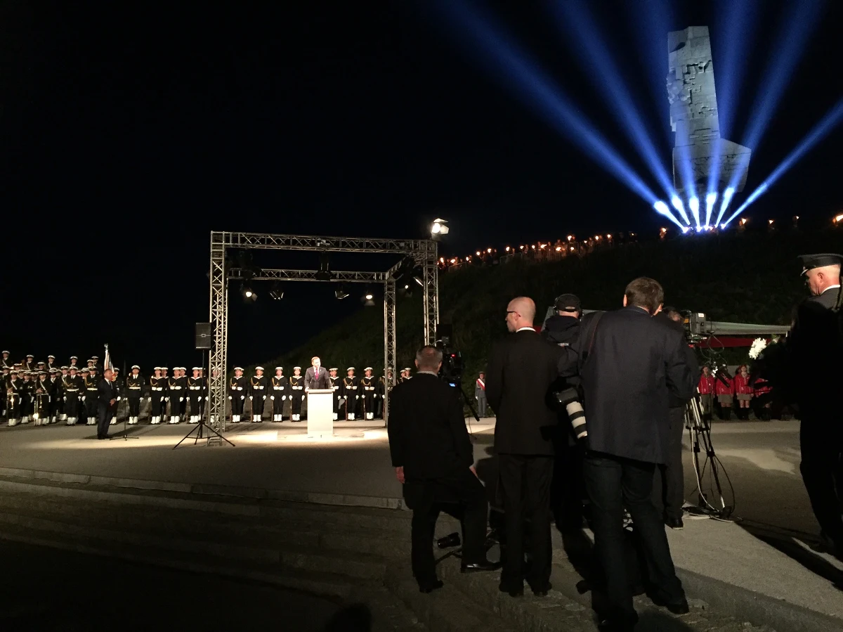 „Daliśmy się zaszantażować. Wielu z nas tego żałuje. To było nadużycie ze strony Ministerstwa Obrony Narodowej”  - tak rzecznik prezydenta Gdańska komentuje wczorajszy apel smoleński podczas uroczystości 77-rocznicy Wybuchu II Wojny Światowej na Westerplatte.