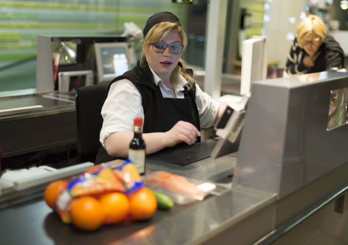 Tylko w ośmiu z 28 państw Unii Europejskiej obowiązują znaczące ograniczenia dotyczące handlu w niedziele i święta. Najostrzejsze restrykcje panują w Niemczech, Austrii, Belgii i Holandii. Niedawno z zakazu wycofały się Węgry. W 20 pozostałych krajach UE zakupy można robić niemal bez limitów przez cały tydzień.