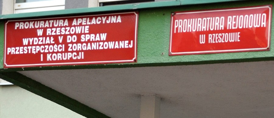 Sąd dyscyplinarny prokuratorów wyraził zgodę na zatrzymanie i tymczasowe aresztowanie prok. Zbigniewa Niezgody. Wcześniej uchylono mu prokuratorski immunitet - wniosek w tej sprawie skierował Śląski Wydział Zamiejscowy Departamentu ds. Przestępczości Zorganizowanej i Korupcji Prokuratury Krajowej. Według naszych informacji, Niezgodzie postawione będą cztery zarzuty korupcyjne i powoływania się na wpływy. Sprawa jest odpryskiem tzw. afery podkarpackiej.