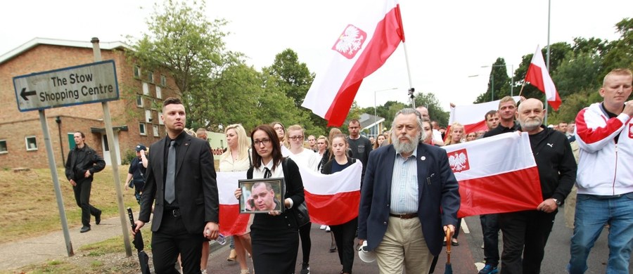 Ok. 1000 osób wzięło udział w marszu milczenia upamiętniającym 40-letniego Polaka Arkadiusza J., który w poniedziałek zmarł w wyniku obrażeń odniesionych po ataku gangu nastolatków w Harlow na południowym wschodzie Anglii. Do tłumu Polaków dołączyła grupa Brytyjczyków. 