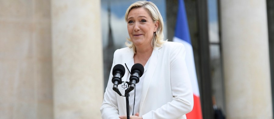 Przywódczyni francuskiego Frontu Narodowego Marine Le Pen potępiła polityków prawicy i lewicy i na partyjnym wiecu zapowiedziała referendum w sprawie członkostwa Francji w UE, jeśli wygra przyszłoroczne wybory prezydenckie. W pierwszym wystąpieniu swej kampanii prezydenckiej Le Pen określiła się jako "kobieta wolna" i - w przeciwieństwie do swych konkurentów - niepodatna na kompromisy i kompromitacje.
