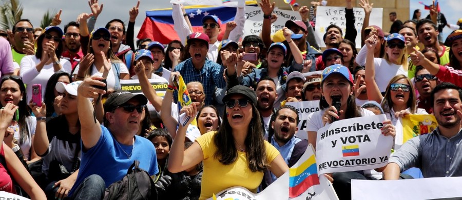 Po wizycie prezydenta Maduro w mieście Villa Rosa na wyspie Margarita służby aresztowały 30 osób. Głowę państwa przywitano docinkami, gwizdami i hałasem garnków oraz patelni. Prezydent Nicolas Maduro przebywał na karaibskiej wyspie w związku z kontrolą postępów w budowie mieszkań komunalnych.
