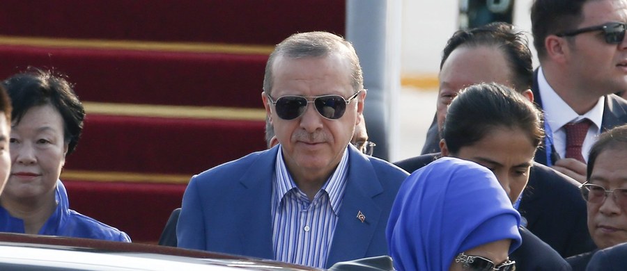 Prezydent Barack Obama podczas niedzielnego spotkania na marginesie szczytu G20 w Chinach z prezydentem Recepem Tayyipem Erdoganem zapewnił, że USA pomogą Turcji w pociągnięciu do odpowiedzialności osób odpowiedzialnych na nieudany zamach w tym kraju. "Zadbamy o to, aby ci, którzy brali w nim udział stanęli przed wymiarem sprawiedliwości" - powiedział Erdogan. Było to pierwsze spotkanie amerykańskiego prezydenta z tureckim przywódcą po lipcowym nieudanym puczu w Turcji.