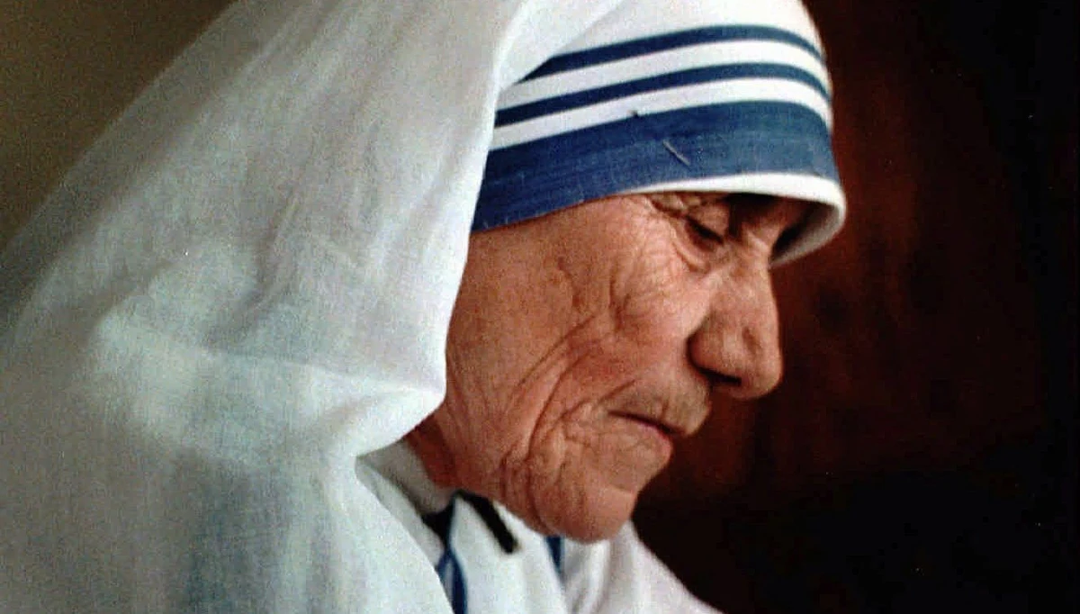 Podczas mszy na placu Św. Piotra papież Franciszek kanonizował Matkę Teresę z Kalkuty, założycielkę Zgromadzenia Sióstr Misjonarek Miłości, laureatkę Pokojowej Nagrody Nobla z 1979 r. Na kanonizację "matki ubogich" przybyło około 100 tys. osób. Matka Teresa z Kalkuty została ogłoszona świętą w przeddzień 19. rocznicy śmierci.