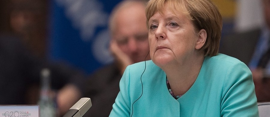 Katastrofa, porażka lub przynajmniej sygnał ostrzegawczy - tak w Niemczech mówi się o przegranej chadeków Angeli Merkel w Meklemburgii-Pomorzu Przednim. Sama kanclerz obserwuje tę porażkę z daleka. Jest jeszcze w Chinach. Przy okazji szczytu G20 spotyka się dziś z chińskim premierem i dopiero wtedy wróci do Niemiec, gdzie nie czeka na nią kwietny kobierzec.