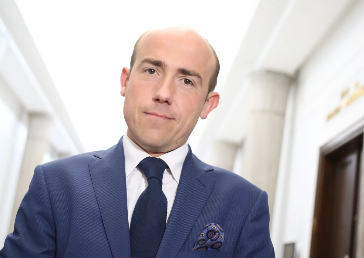 "Prawo i Sprawiedliwość nie potrafi w Polsce walczyć z językiem nienawiści, a próbuje uczyć Brytyjczyków" - mówi gość Popołudniowej rozmowy w RMF FM Borys Budka odnosząc się do kwestii wyjazdu polskich ministrów do Londynu. "Każde działanie, które przyniesie poprawę bezpieczeństwa Polaków, również poza Polską - będę chwalił. Tylko oczekuję konkretów" - dodaje gość Marcina Zaborskiego. Pytany o ewentualne zawieszenie Hanny Gronkiewicz-Waltz w prawach członka PO odpowiada: "Jeżeli będzie taka potrzeba to pani prezydent sama zawiesi się - tak stanowi statut Platformy Obywatelskiej. Przede wszystkim potrzebne jest rzetelne poinformowanie warszawiaków oraz opinii publicznej w Polsce o wszystkich sprawach reprywatyzacyjnych". Komentuje też dzisiejsze wniosek PO o odwołanie o marszałka Sejmu: "Marek Kuchciński z naprawdę bardzo porządnego wicemarszałka, lubianego przez wszystkich, stał się wykonawcą woli Jarosława Kaczyńskiego. Nawet rytm pracy sejmowej został dostosowany do rytmu dnia pana posła Kaczyńskiego". 