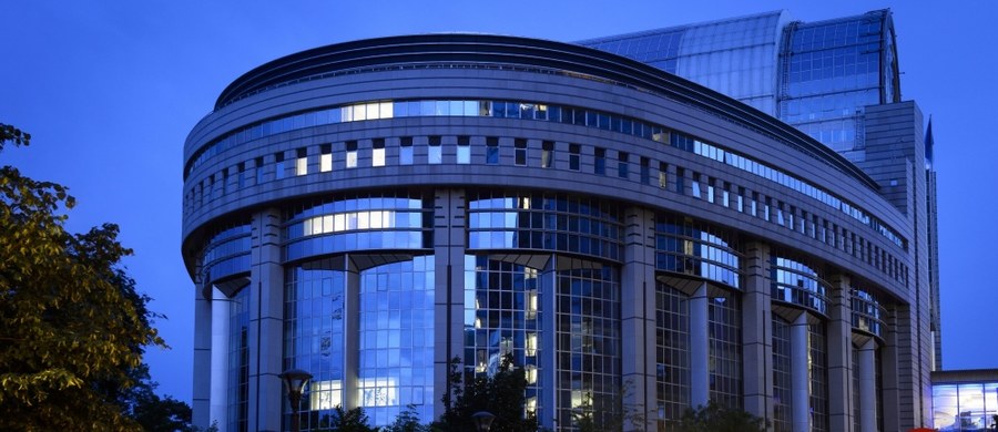 Komisja europarlamentu ds. wolności obywatelskich opowiedziała się za zniesieniem przez Unię Europejską wiz dla obywateli Gruzji i Kosowa. Konieczna jest jeszcze zgoda całego Parlamentu Europejskiego, a także państw członkowskich UE. 