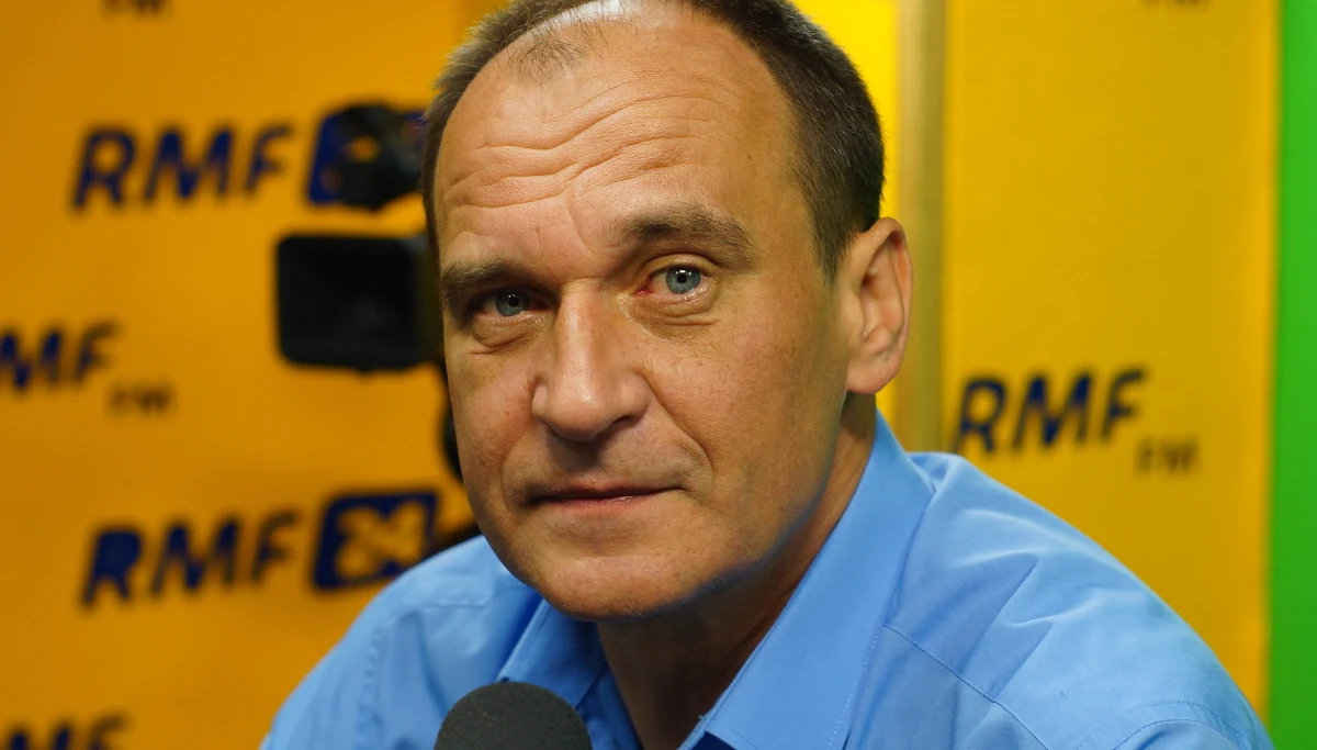 "Pielgrzymka" - tak Paweł Kukiz, gość Porannej rozmowy w RMF FM, komentuje wyjazd ministrów spraw zagranicznych i spraw wewnętrznych oraz szefa policji do Londynu po serii ataków na Polaków. Według rozmówcy Roberta Mazurka, ta delegacja to "przeginka". "Polska pokazuje się w tym momencie jako państwo bardzo słabe, jako (państwo) jakiegoś drugiego czy trzeciego sortu. Wystarczyło, nie wiem, być może wezwać ambasadora brytyjskiego do Ministerstwa Spraw Zagranicznych, a Ministerstwo Sprawiedliwości mogło w tej chwili domagać się udziału w śledztwach. A nie wysyłanie pielgrzymki" - komentuje Kukiz. Gość Porannej rozmowy w RMF FM, który był wczoraj na uroczystej premierze filmu "Smoleńsk" Antoniego Krauzego, nie ocenia obrazu do końca przychylnie. "W filmie jest dużo wpadek, nie podobała mi się gra aktorów drugoplanowych, natomiast podobała mi się rola Lecha Łotockiego grającego Lecha Kaczyńskiego" - mówi. "Nie powiedziałbym, że film jest propagandowy. Jest raczej odreagowaniem na dotychczasowe zakłamania" - ocenia Paweł Kukiz.