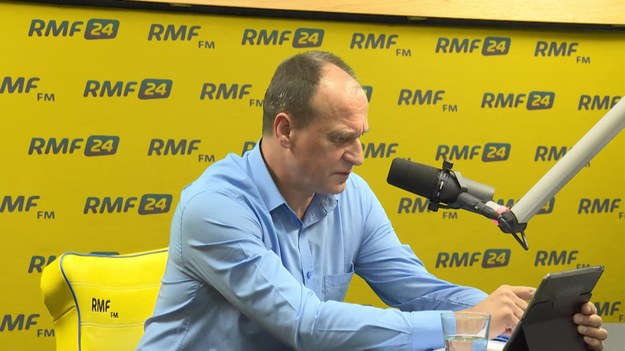 "Pielgrzymka" - tak Paweł Kukiz, gość Porannej rozmowy w RMF FM, komentuje wyjazd ministrów spraw zagranicznych i spraw wewnętrznych oraz szefa policji do Londynu po serii ataków na Polaków. Według rozmówcy Roberta Mazurka, ta delegacja to "przeginka". "Polska pokazuje się w tym momencie jako państwo bardzo słabe, jako (państwo) jakiegoś drugiego czy trzeciego sortu. Wystarczyło, nie wiem, być może wezwać ambasadora brytyjskiego do Ministerstwa Spraw Zagranicznych, a Ministerstwo Sprawiedliwości mogło w tej chwili domagać się udziału w śledztwach. A nie wysyłanie pielgrzymki" - komentuje Kukiz. Gość Porannej rozmowy w RMF FM, który był wczoraj na uroczystej premierze filmu "Smoleńsk" Antoniego Krauzego, nie ocenia obrazu do końca przychylnie. "W filmie jest dużo wpadek, nie podobała mi się gra aktorów drugoplanowych, natomiast podobała mi się rola Lecha Łotockiego grającego Lecha Kaczyńskiego" - mówi. "Nie powiedziałbym, że film jest propagandowy. Jest raczej odreagowaniem na dotychczasowe zakłamania" - ocenia Paweł Kukiz.
