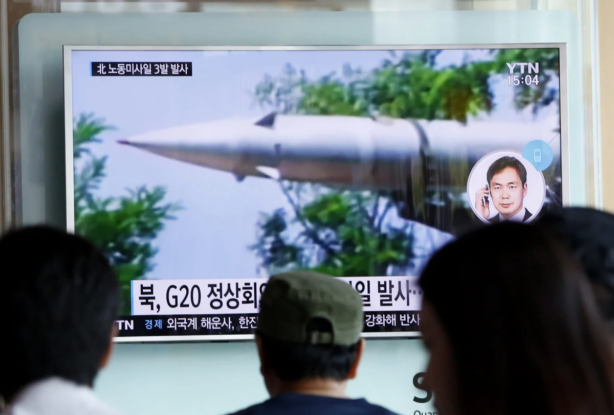 Przywódca Korei Płn. Kim Dzong Un wezwał do wzmacniania arsenału nuklearnego kraju, a ostatnie próby z pociskami balistycznymi uznał za perfekcyjne - podała państwowa agencja prasowa KCNA. Działaniami Pjongjangu zajmie się Rada Bezpieczeństwa ONZ. W poniedziałek Korea Północna wystrzeliła trzy pociski balistyczne średniego zasięgu, które wpadły do Morza Japońskiego, u wschodnich wybrzeży Półwyspu Koreańskiego.