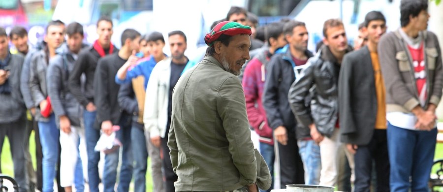 Grecki minister spraw wewnętrznych pisze list, w którym wytyka palcem kraje nie przyjmujące przydzielonych im kontyngentów uchodźców w ramach zeszłorocznej decyzji Unii Europejskiej. Jak się dowiedziała korespondentka RMF FM, Katarzyna Szymańska-Borginon, w liście grecki minister Panos Kurumplis skarży się, że prawie 8 tysięcy uchodźców czeka na wyjazd do unijnych krajów, a te nie reagują. List jest skierowany do Komisji Europejskiej i wszystkich ministrów spraw wewnętrznych krajów Unii, a więc także do Mariusza Błaszczaka.