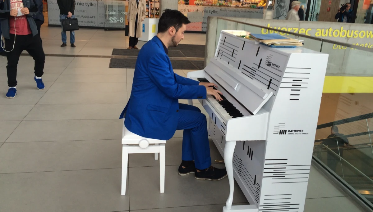 Zaskoczeni podróżni i niezwykła atmosfera na dworcu kolejowym w Katowicach. Oprócz typowych dla tego miejsca dźwięków zapowiedzi dla podróżnych, zabrzmiały tam we wtorek także dźwięki chopinowskich mazurków. W głównym holu stoi bowiem... białe pianino, które przypomina o tym, że Katowice mają tytuł Miasta Muzyki UNESCO. 