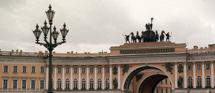 Turyści rozebrali w tym roku ponad 20 metrów kwadratowych bruku na Placu Pałacowym w Petersburgu. "Ponad dwa tysiące kostek brukowych na głównym placu miasta zostało wyrwanych na pamiątkę" - podają rosyjskie media, powołując się na władze miejskie.