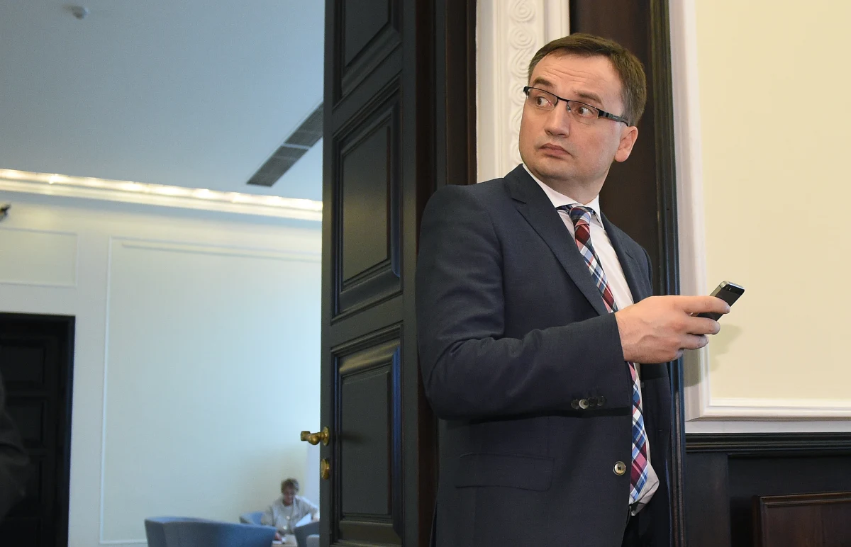 Posłowie PO i Nowoczesnej złożyli do marszałka Sejmu wniosek o wygaszenie mandatu szefa MS, prokuratora generalnego Zbigniewa Ziobry. Jak uzasadniali, zgodnie z konstytucją nie można łączyć funkcji posła i prokuratora. "To czysto demagogiczny zarzut" - uważa Ziobro.