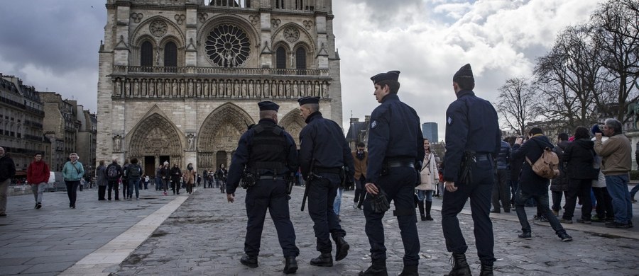 Sensacyjne doniesienia z Francji: w sobotni wieczór w pobliżu katedry Notre Dame w Paryżu znaleziono samochód z siedmioma butlami z gazem - taką informację przekazał przedstawiciel francuskiej policji, cytowany przez agencję Reutera. Właściciel auta figurował na liście osób podejrzewanych o radykalizm religijny, sporządzonej przez francuskie służby specjalne. Jak donosi paryski korespondent RMF FM Marek Gładysz, pod zarzutem działalności terrorystycznej aresztowane zostały w związku z tą sprawą co najmniej dwie osoby.