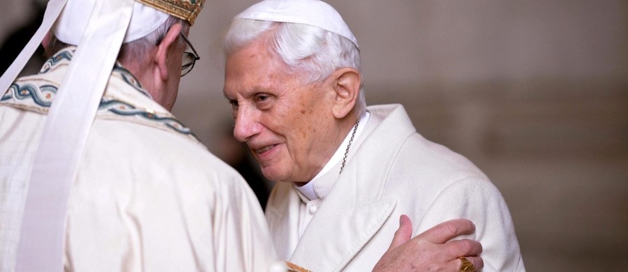 Emerytowany papież Benedykt XVI w wywiadzie-rzece odrzucił jako nieprawdziwe wszelkie hipotezy o tym, jakoby jego rezygnacja z urzędu była "ucieczką" czy też wynikiem spisku i intryg w Kościele. Zapewnił, że nie żałuje swego kroku. Jutro w kilkudziesięciu krajach, także w Polsce, ukaże się obszerny zapis rozmów z emerytowanym papieżem, przeprowadzonych przez niemieckiego dziennikarza Petera Seewalda, jego stałego literackiego współpracownika. Tym samym przerywa on niemal całkowite milczenie po ponad 3 i pół roku od swej abdykacji.