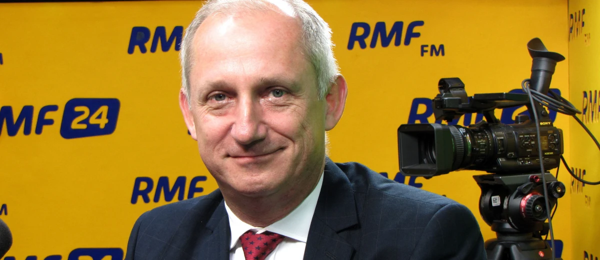 "Mam nadzieję, że nie będzie referendum ws. odwołania Hanny Gronkiewicz-Waltz, bo to nie jest dobry pomysł, referendum tylko przycina proces wyjaśniania afery reprywatyzacyjnej" – mówi Sławomir Neumann w Porannej rozmowie w RMF FM. Gość Roberta Mazurka podkreśla, że Platforma Obywatelska będzie bronić prezydent Warszawy. Szef klubu parlamentarnego PO dodaje, że odpowiedzialność jego partii w tej sprawie jest bezdyskusyjna. Komisja ws. Amber Gold? Zdaniem Neumanna to żart. "Donald Tusk jest pewną obsesją PiS-u, chcieliby go przycisnąć do muru i pokazać, że mogą się wyżyć na Tusku" – uważa Neumann. 