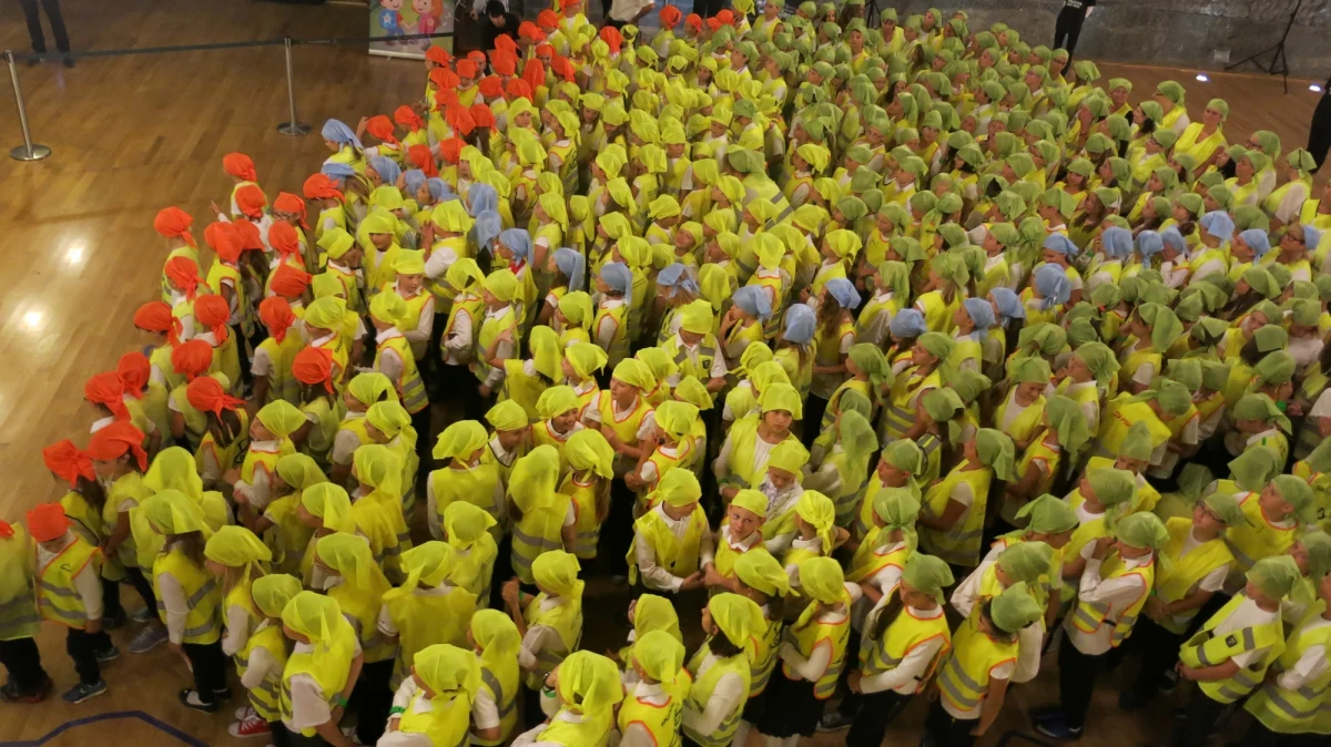 420 uczniów ze Szkoły Podstawowej nr 2 w Wieliczce biło rekord Guinnessa. Na głębokości 125 metrów w zabytkowej Kopalni Soli „Wieliczka” dzieci ustawiły się w „żywy obraz” Polski. 