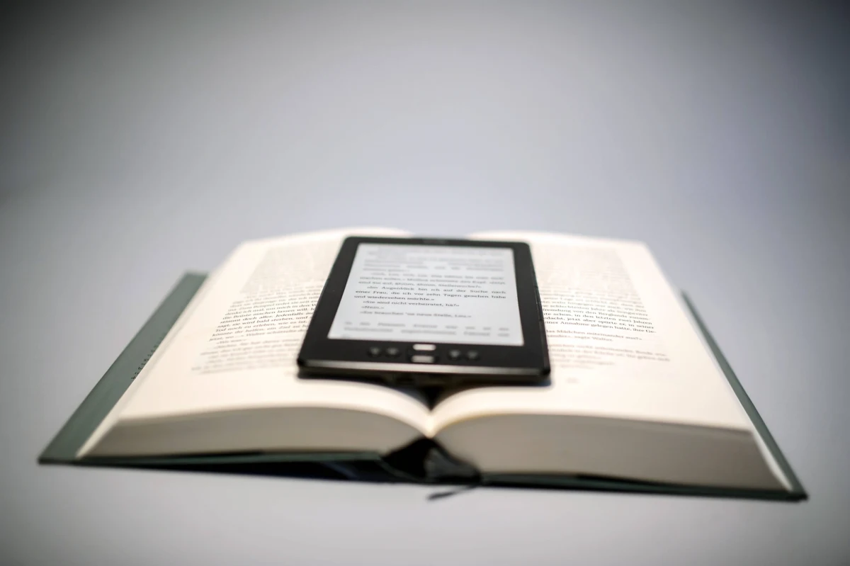 Maleją szanse na tańsze e-booki. Rzecznika Trybunału Unii Europejskiej uznała, że unijne przepisy różnicujące pod względem podatku VAT książki elektroniczne i papierowe - są zgodne z unijnym prawem. 