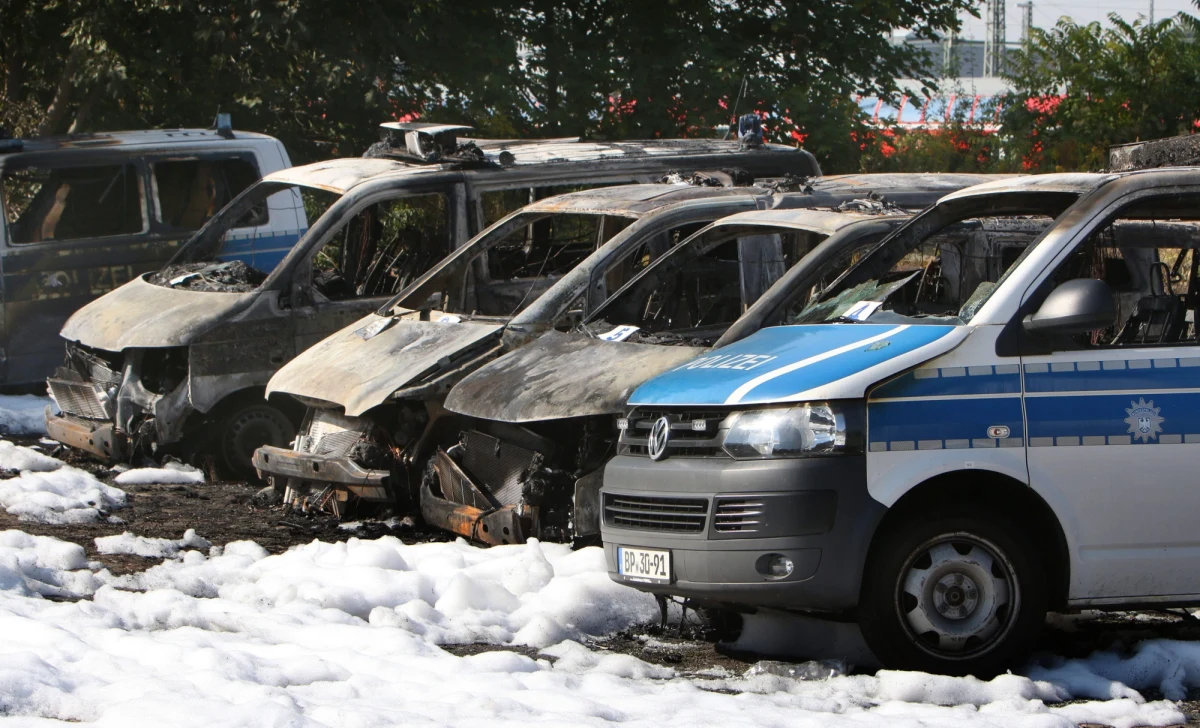 18 samochodów, w tym policyjne radiowozy oraz pojazdy należące do kolei, spłonęło na parkingu przed dworce głównym w niemieckim Magdeburgu. Policja podejrzewa celowe podpalenie. Straty oszacowano wstępnie na 750 tysięcy euro.