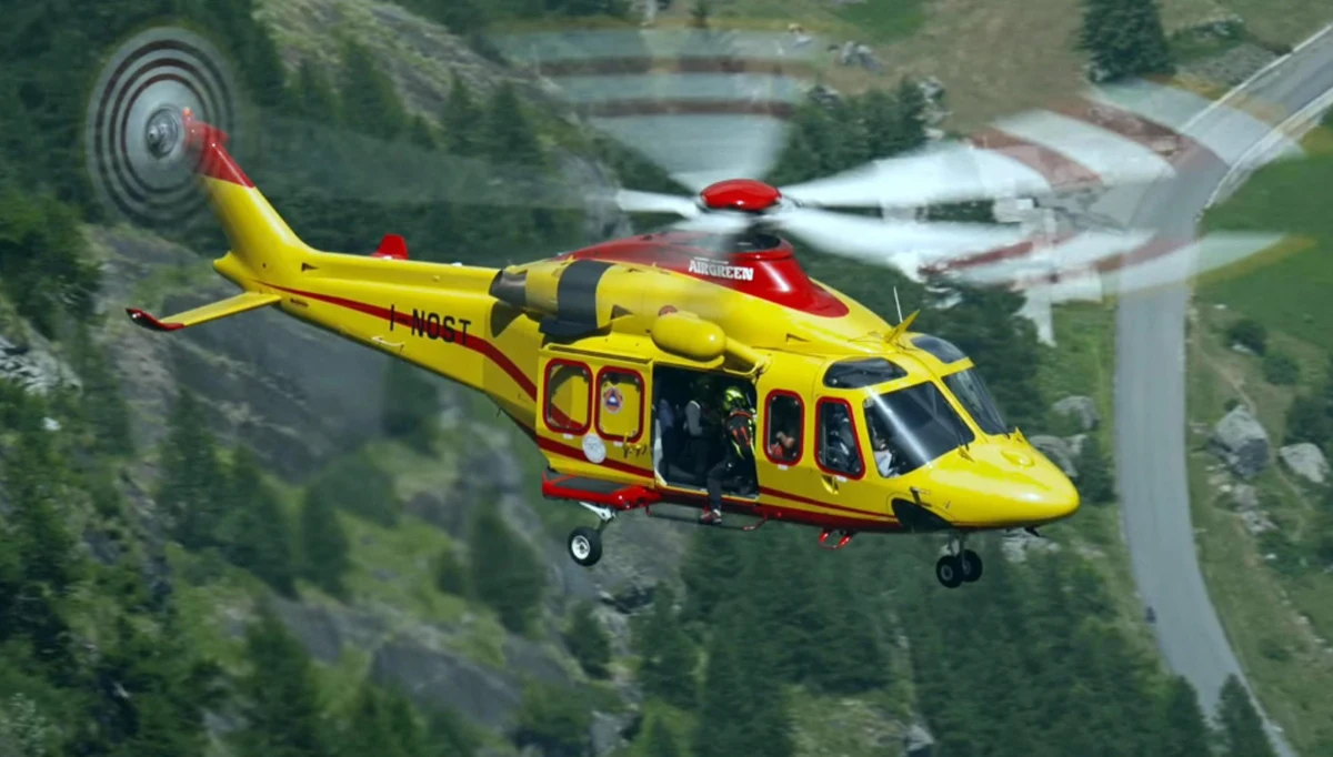 Kilka minut po godzinie 8:00 usunięto awarię kolejki linowej w masywie Mont Blanc, z powodu której 33 osoby musiały spędzić noc w wagonikach na wysokości 3800 metrów. Akcja ich helikopterowej ewakuacji została przerwana. Wagoniki, w których znajdują się turyści, znowu zaczęły prawidłowo kursować. W czwartek późnym popołudniem doszło do awarii kolejki. Przed zmierzchem udało się ewakuować helikopterami 77 osób. Akcję przerwano na noc ze względów bezpieczeństwa. 