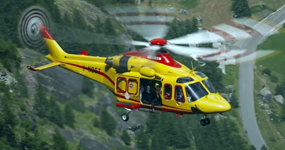 Kilka minut po godzinie 8:00 usunięto awarię kolejki linowej w masywie Mont Blanc, z powodu której 33 osoby musiały spędzić noc w wagonikach na wysokości 3800 metrów. Akcja ich helikopterowej ewakuacji została przerwana. Wagoniki, w których znajdują się turyści, znowu zaczęły prawidłowo kursować. W czwartek późnym popołudniem doszło do awarii kolejki. Przed zmierzchem udało się ewakuować helikopterami 77 osób. Akcję przerwano na noc ze względów bezpieczeństwa. 