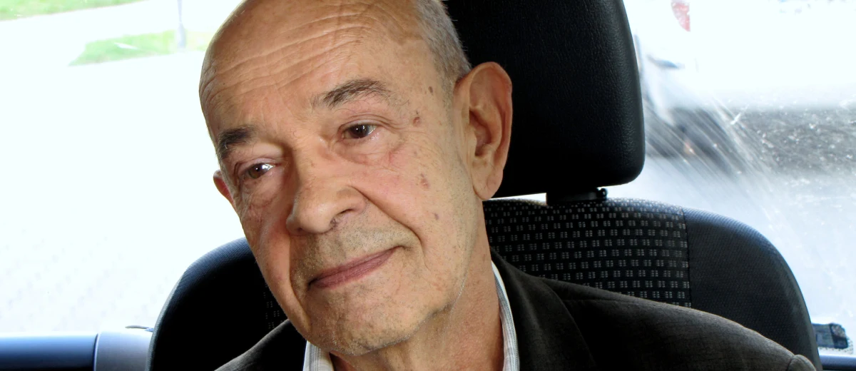 "Słowo "zamach" pojawia się nieustannie w omówieniach, a ja tylko pokazuję "katastrofę", nie ma ani słowo, czy to był zamach, czy nie" - mówi reżyser filmu "Smoleńsk" Antoni Krauze w Porannej rozmowie w RMF FM. Gość Roberta Mazurka przyznaje, że jest pewien, iż katastrofa nie była zwykłym wypadkiem komunikacyjnym. "Próbuję zrozumieć, dlaczego na pokładzie samolotu z prezydentem i delegacją najwyższych dostojników państwa mógł się zdarzyć wybuch" - dodaje. "Miałem często wizyty, późne wizyty, nękanie telefonami, wróżby, jakiś "miłośnik" mój i filmu "Smoleńsk" układał dla mnie tarota i co ułożył, to wyciągał kartę śmierci" - tak Krauze wspomina okres kręcenia zdjęć. "Nawet w filmie pozwoliłem sobie umieścić jedną scenę opartą na moich doświadczeniach" - dodaje.