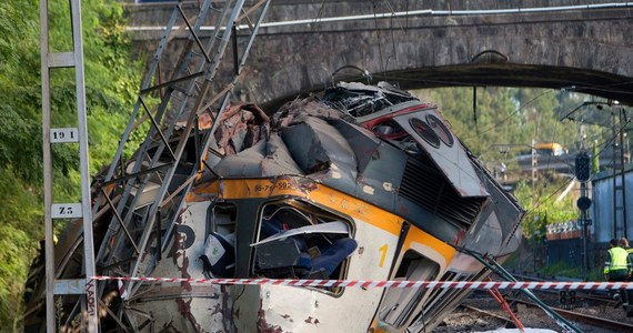Co najmniej cztery osoby zginęły, gdy w piątek rano na północnym zachodzie Hiszpanii wykoleił się portugalski pociąg pasażerski - podały koleje RENFE. Pociągiem jechało ok. 70 osób. Do wypadku doszło tuż przy dworcu w miejscowości O Porrino. Pociąg jechał z hiszpańskiego Vigo do portugalskiego miasta Valenca do Mino. Wśród ofiar jest także maszynista.