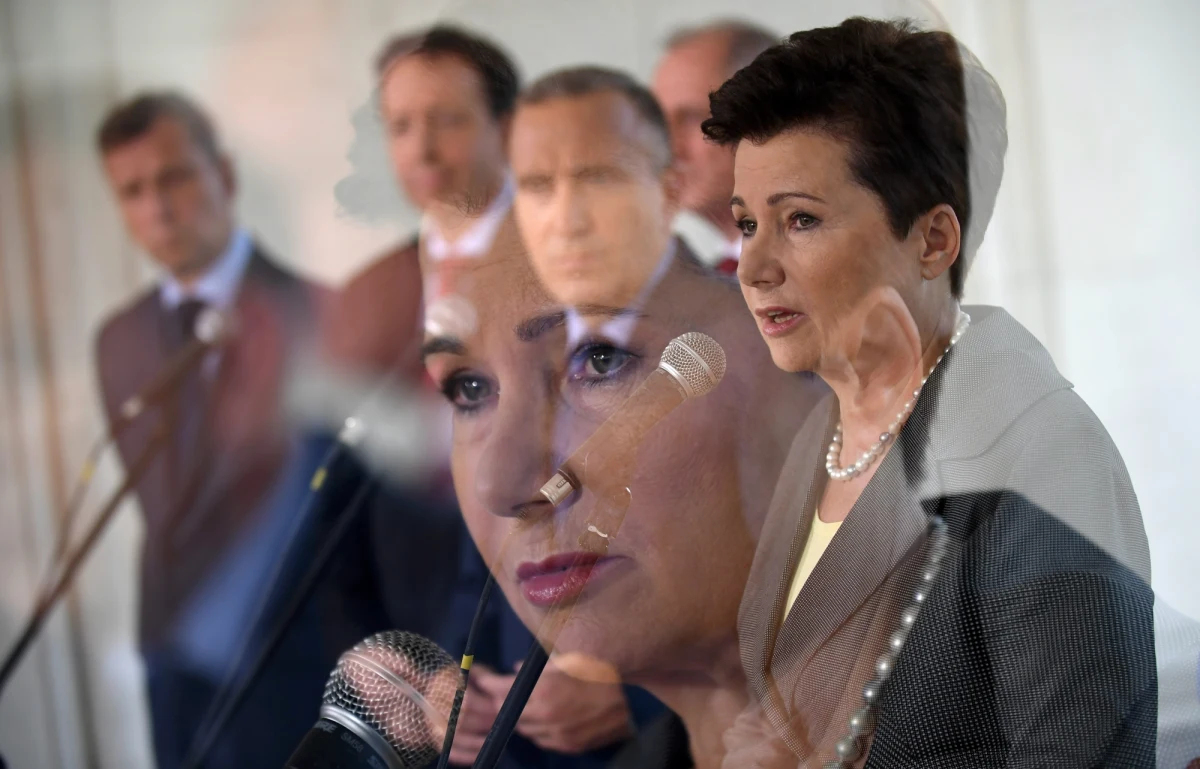 Nowoczesna domaga się od Rady Miasta Warszawy podjęcia uchwały o referendum ws. odwołania prezydent stolicy Hanny Gronkiewicz-Waltz - poinformował członek zarządu Nowoczesnej Paweł Rabiej. Decyzja ws. przyszłości prezydent powinna być w rękach obywateli - dodał.