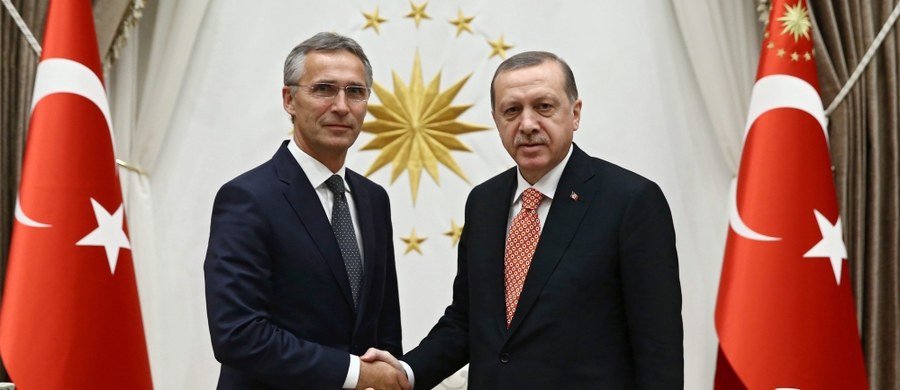 ​Sekretarz generalny NATO Jens Stoltenberg wyraził zadowolenie ze zwiększonych wysiłków Turcji w walce z Państwem Islamskim w Syrii. Za kluczowe w zwalczaniu dżihadystów uznał szkolenie lokalnych sił.