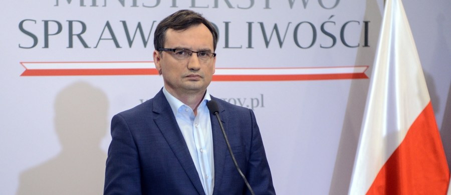 Minister sprawiedliwości Zbigniew Ziobro powiedział w sobotę, że "zasadniczo gotowy jest pakiet ustaw" reformujących wymiar sprawiedliwości, ale najpierw trzeba rozwiązać "problem Trybunału Konstytucyjnego". Ziobro ocenił, że Trybunał dążyłby do zablokowania reform. 