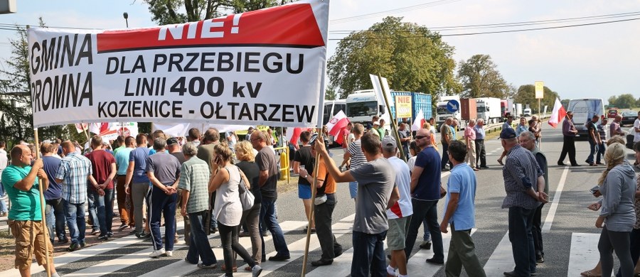 Nawet kilkanaście tysięcy osób może wziąć udział w manifestacji, która 22 września przejdzie ulicami Warszawy. Jak dowiedział się nasz reporter - Michał Dobrołowicz, ma to być największy - po dotychczasowych blokadach dróg - protest przeciwko budowie linii wysokiego napięcia w kilku mazowieckich gminach. 