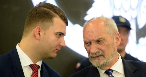 "Spokojnie czekam na ocenę prokuratury, ponieważ prawo nie zostało złamane" - napisał w sobotnim oświadczeniu rzecznik MON Bartłomiej Misiewicz. To reakcja na informację, że PO składa zawiadomienie do prokuratury ws. powołania Misiewicza do rady nadzorczej Polskiej Grupy Zbrojeniowej.