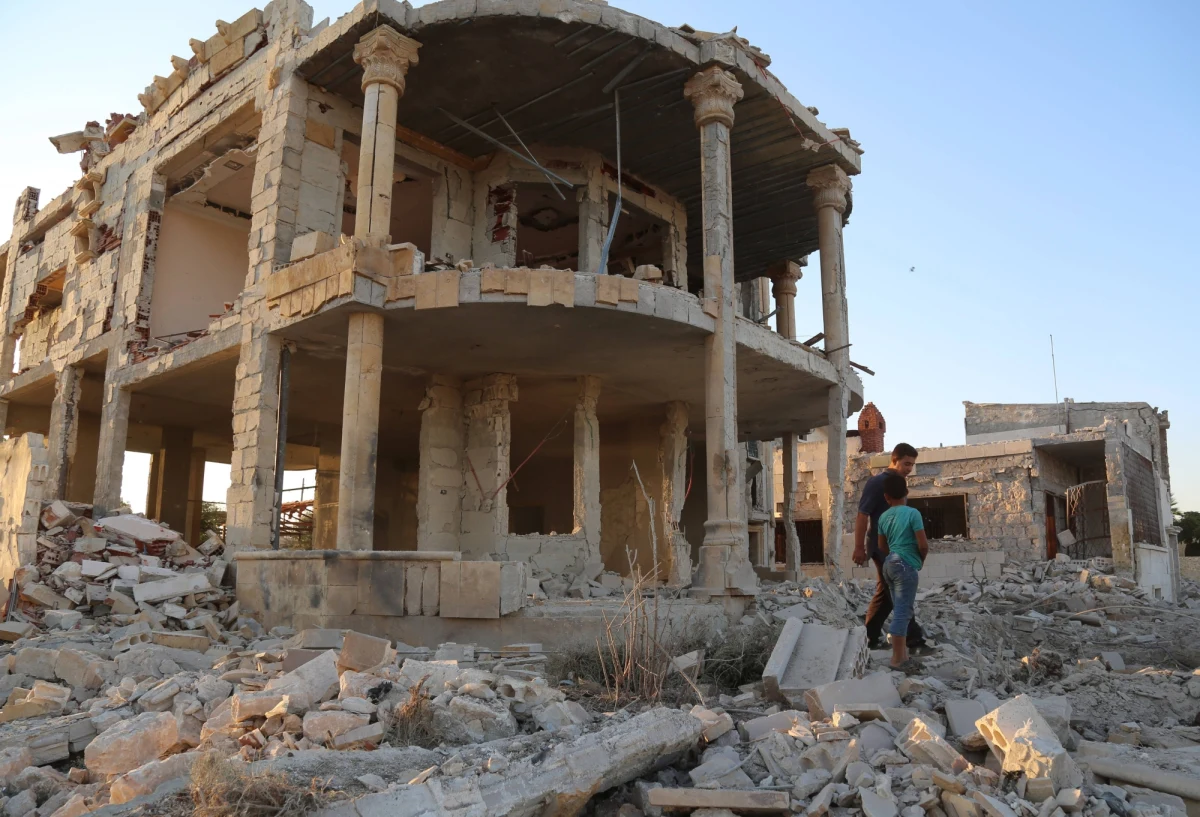 Niezidentyfikowane samoloty zbombardowały m.in. miejscowy targ będącym pod kontrolą rebeliantów mieście Idlib na północnym zachodzie Syrii. Atak spowodował śmierć około 100 osób, w tym kobiet i dzieci. Kilkadziesiąt osób zostało rannych.