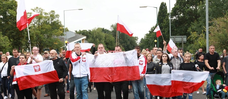 Kilkudziesięciu mieszkańców Harlow, w tym Polacy, spotkało się w sobotę z władzami policji hrabstwa Essex, aby przedyskutować działania, które należy podjąć, aby zapobiec dalszym incydentom na tle narodowościowym. "Straciliście nasze zaufanie" - mówili mieszkańcy.